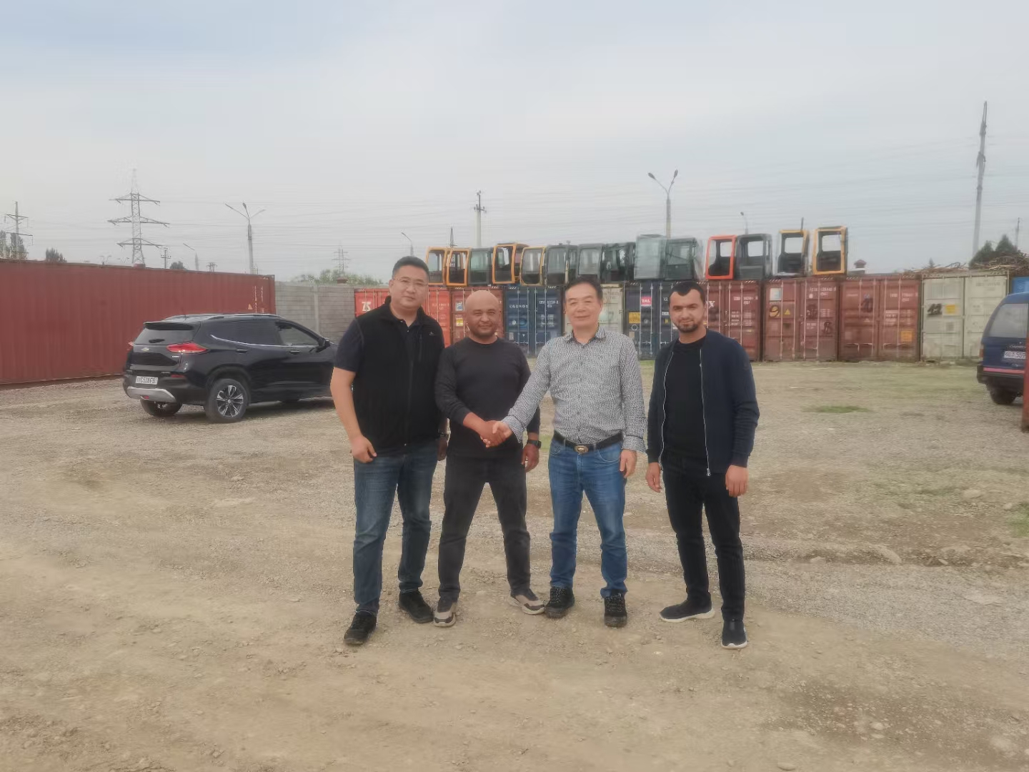 吉尔吉斯斯坦拿50亩地建老太阳集团tcy8722网站的专卖店和配件仓 在建的现场施工地.jpg